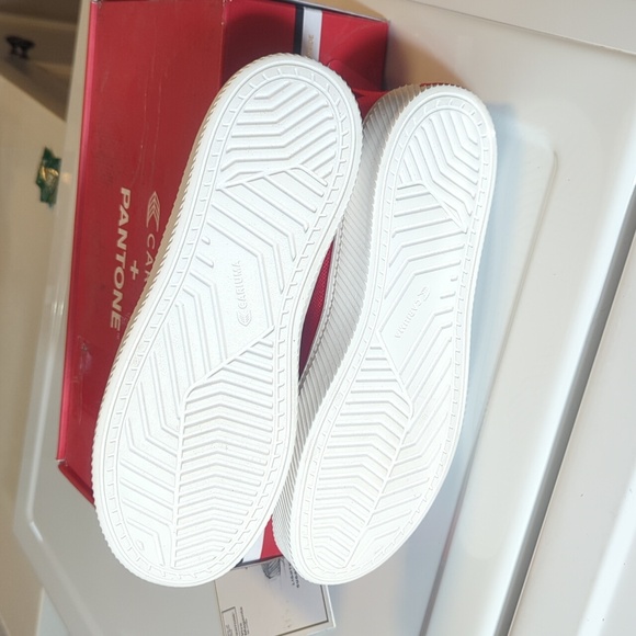 Cariuma (Pantone Slip-On Red) 6W - Picture 4 of 6